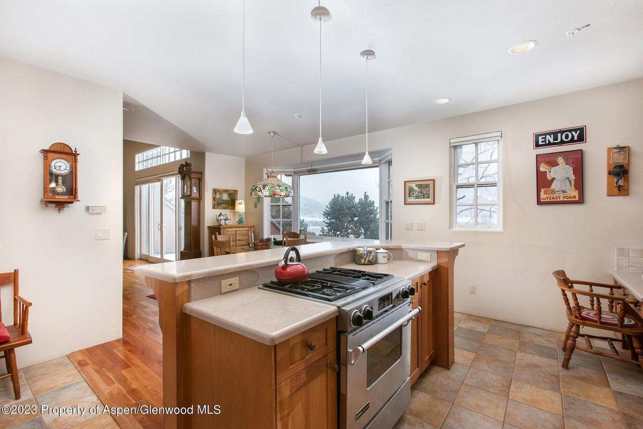 764 Promontory Ln - Photo 4 of 19