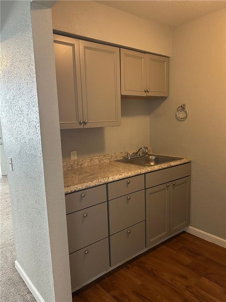403 Park St #8 - Photo 5 of 11