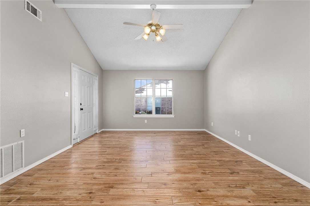 5802 Park Valley Cir - Photo 3 of 27