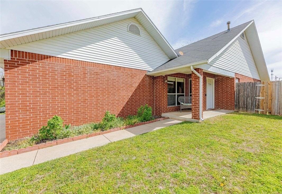 215 Fox Run Pl #B - Photo 2 of 24