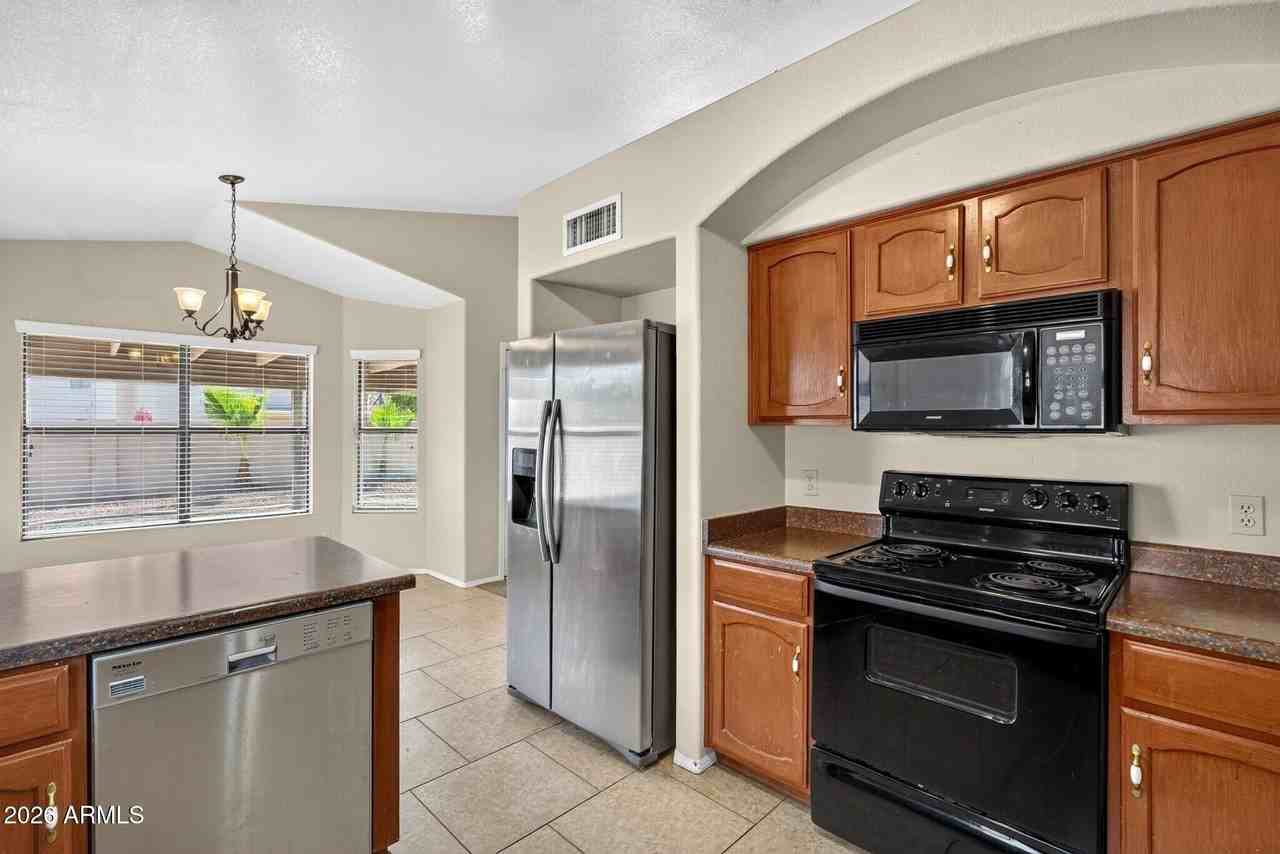 7427 W Topeka Dr - Photo 3 of 22