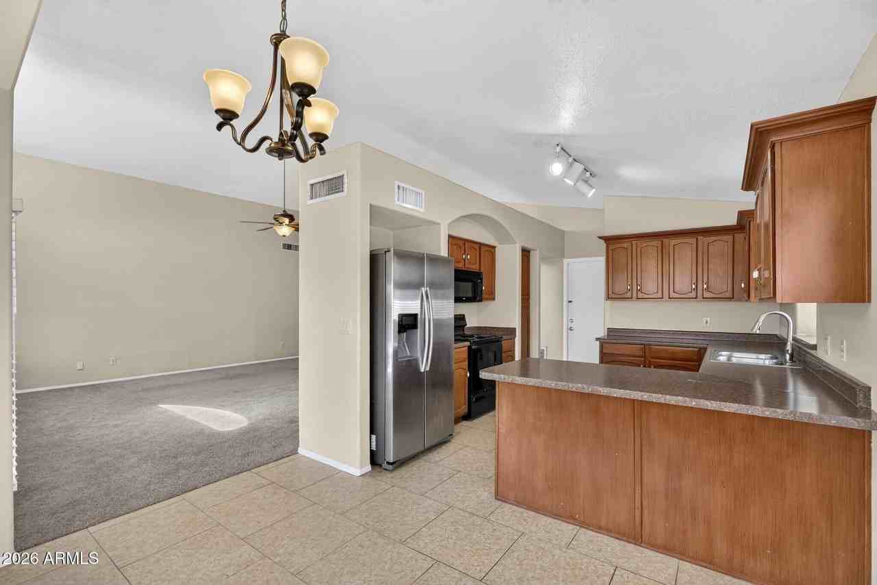 7427 W Topeka Dr - Photo 4 of 22