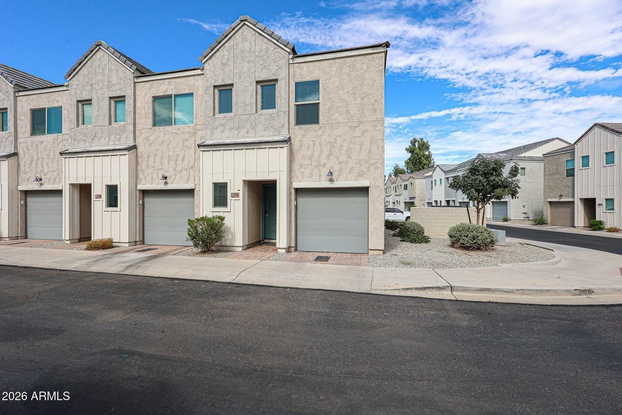 2236 W Laurie Ln - Photo 2 of 35