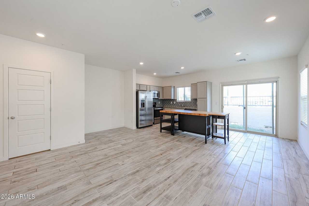 2236 W Laurie Ln - Photo 5 of 35