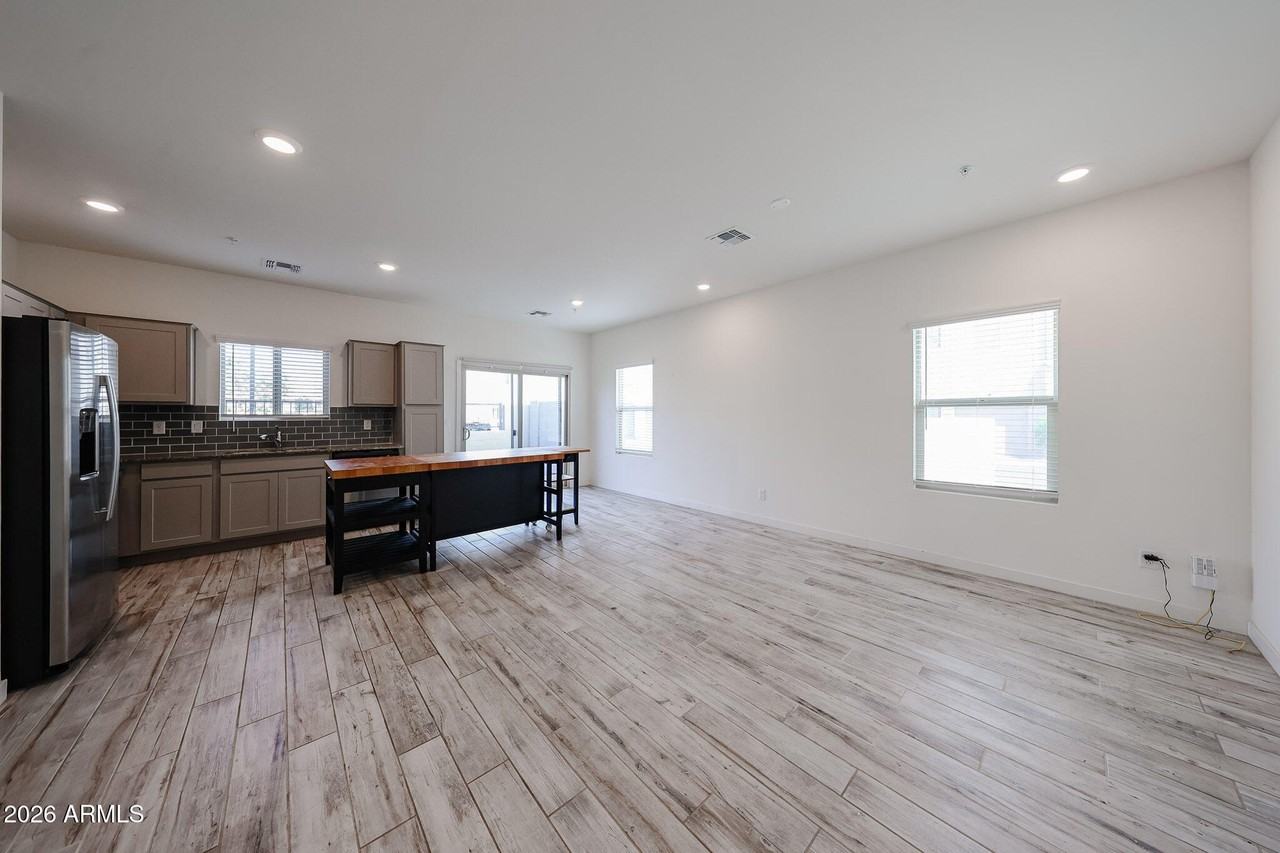 2236 W Laurie Ln - Photo 6 of 35