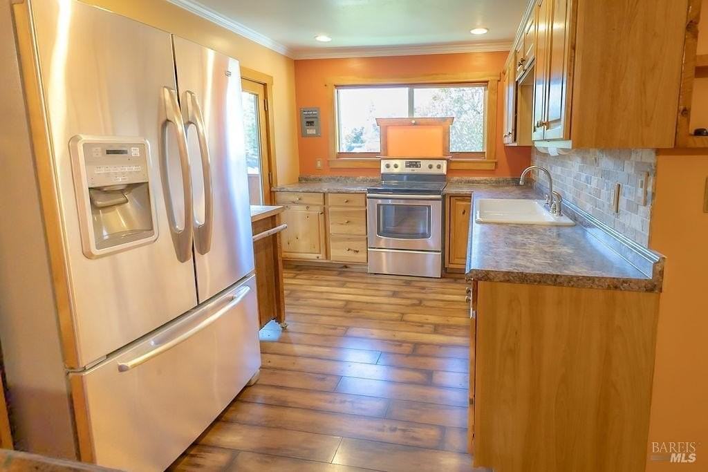 944 Clover Dr - Photo 4 of 37