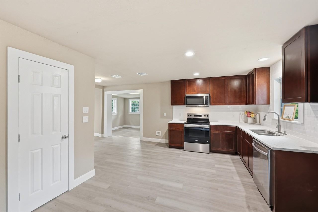 3930 Hartel St - Photo 7 of 23