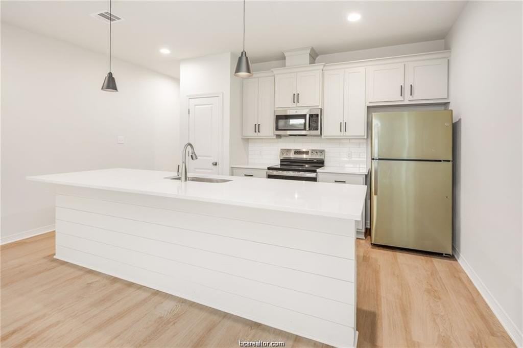 212 Richards St - Photo 5 of 19