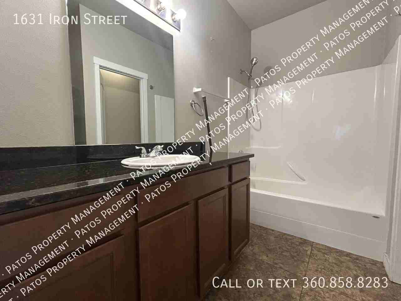 1631 Iron St - Photo 6 of 24