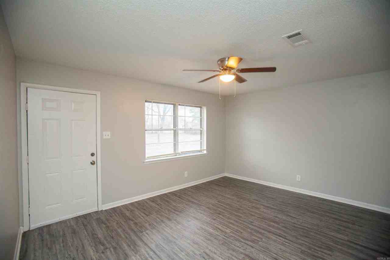 920 Healy St - Photo 3 of 19