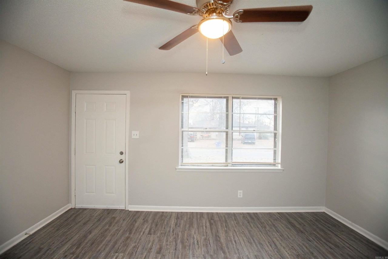 920 Healy St - Photo 4 of 19