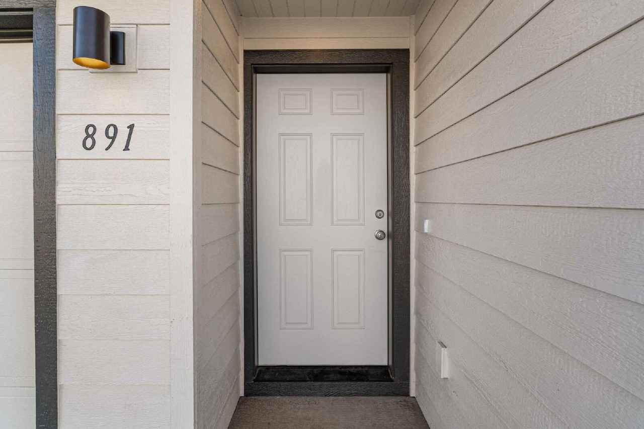 895 Se Starview Ave - Photo 4 of 32