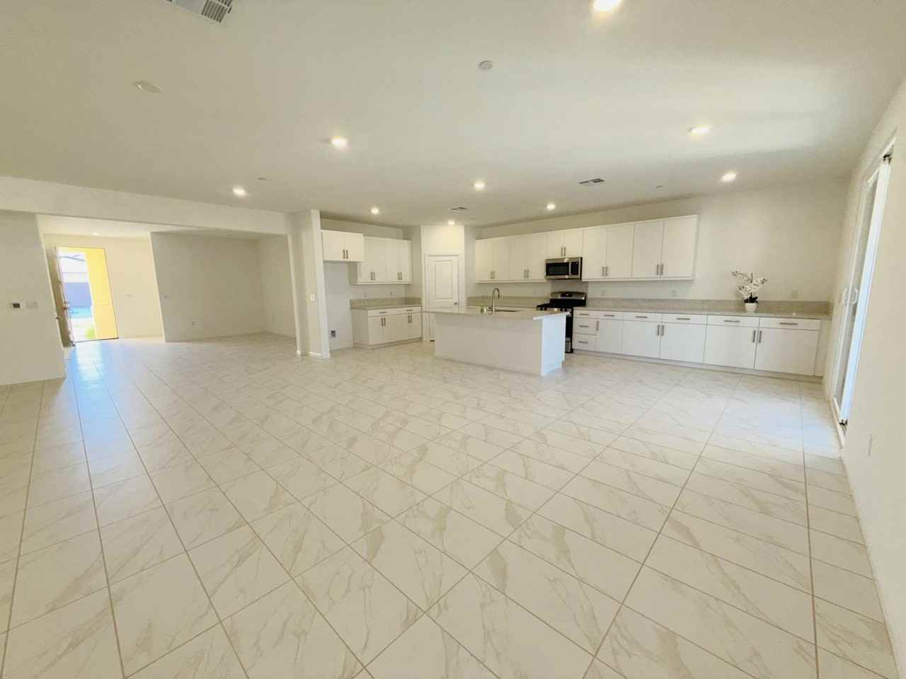39171 Quixote Ct - Photo 2 of 7