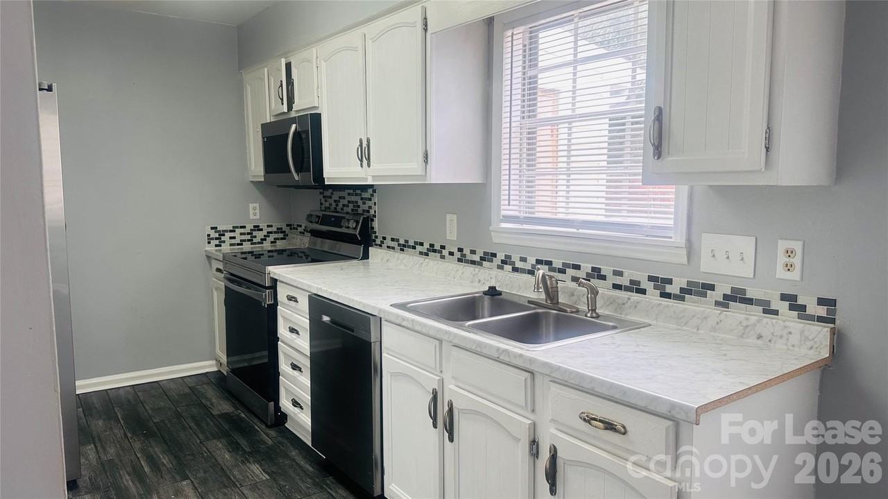 11008 Hunter Trail Ln - Photo 3 of 15