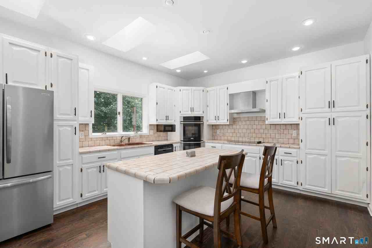 17 Curtis Dr - Photo 4 of 40