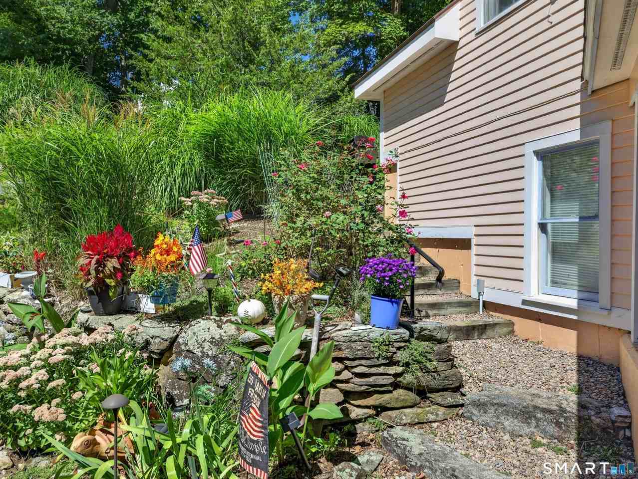 427 Noank Rd - Photo 2 of 23
