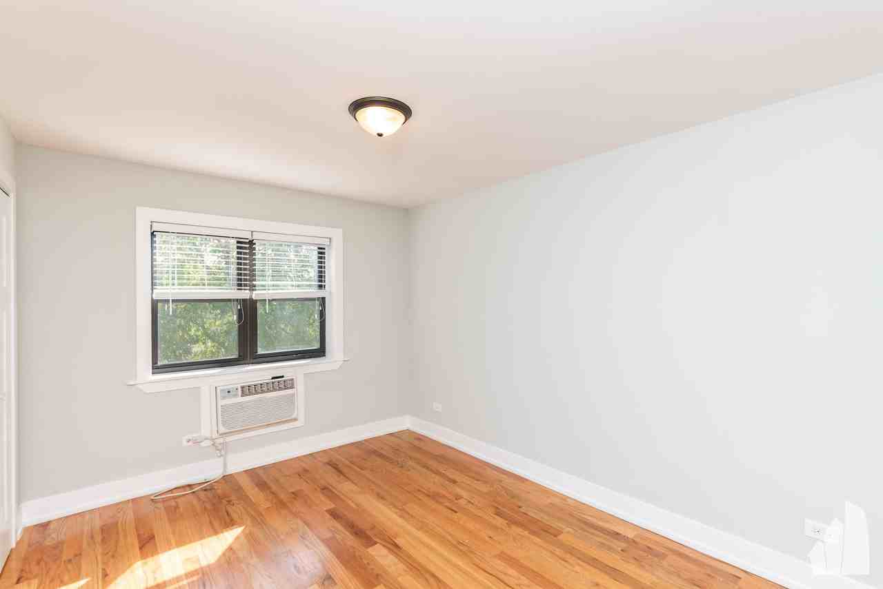 445 W Barry Ave #321 - Photo 7 of 11