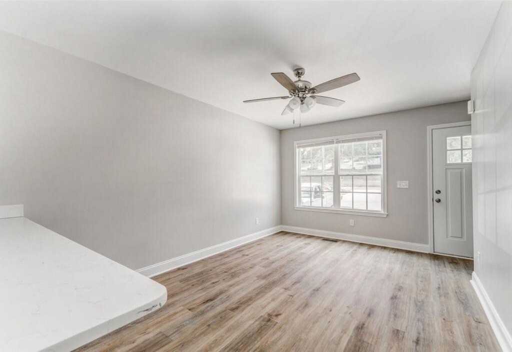 223 Liberty Dr - Photo 4 of 27