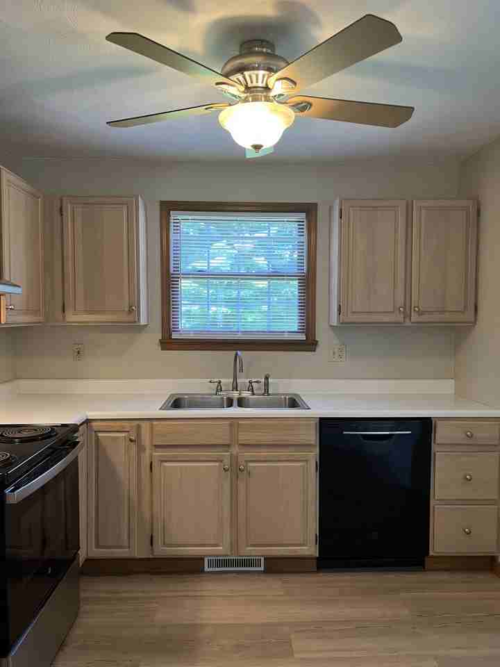 1112 Cranston Dr - Photo 3 of 14