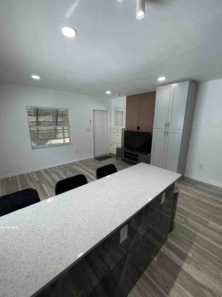 817 Ne 7th St #817FRONT - Photo 5 of 11
