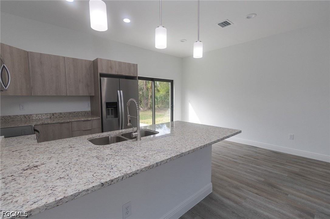 1123 Deauville St E - Photo 5 of 37