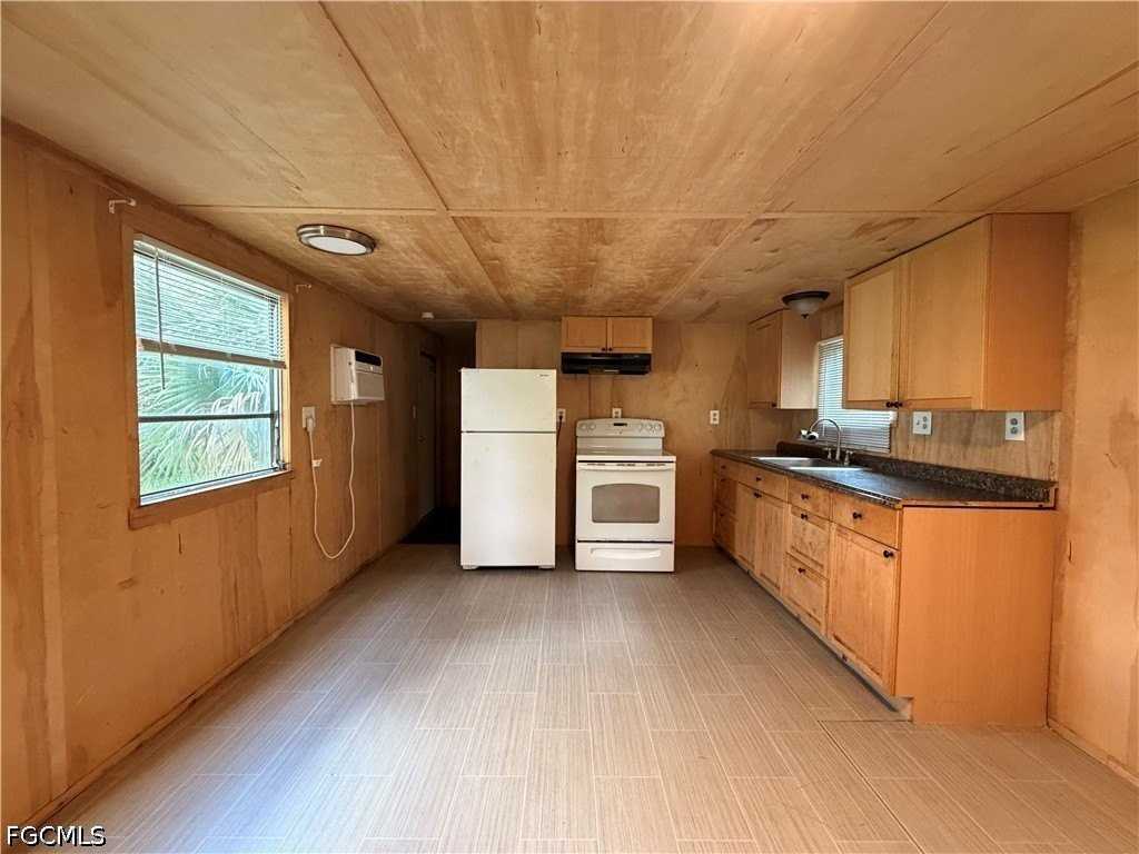7847 Suncoast Dr - Photo 2 of 8