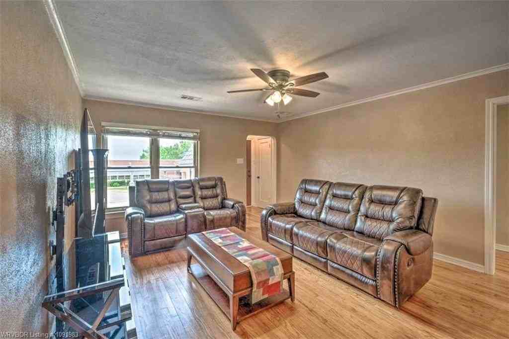 2602 S Q St - Photo 4 of 24