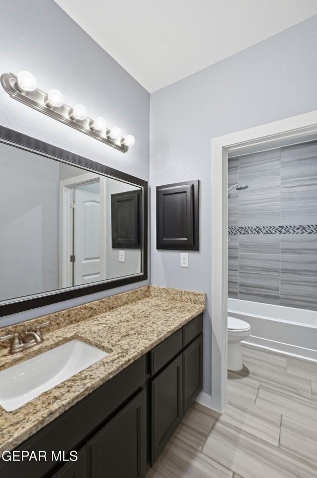 3917 Desert Bluff Dr - Photo 2 of 30