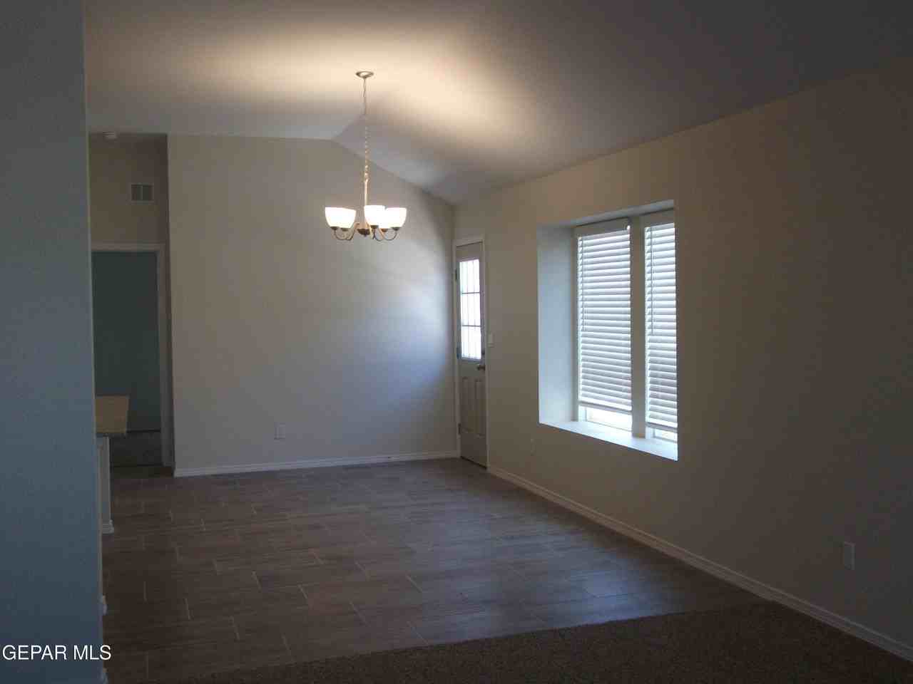 5013 Vincent James St - Photo 3 of 12