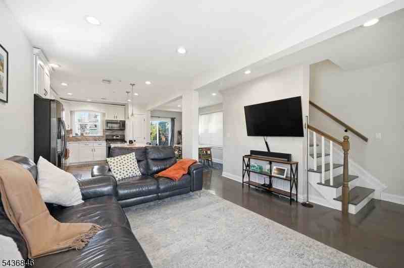 538 W Broad St - Photo 4 of 32