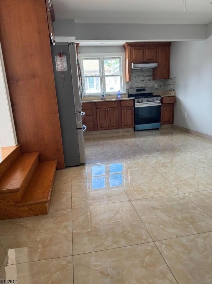 229 Thomas Ave - Photo 4 of 11