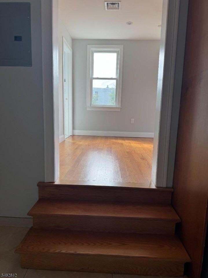 229 Thomas Ave - Photo 5 of 11