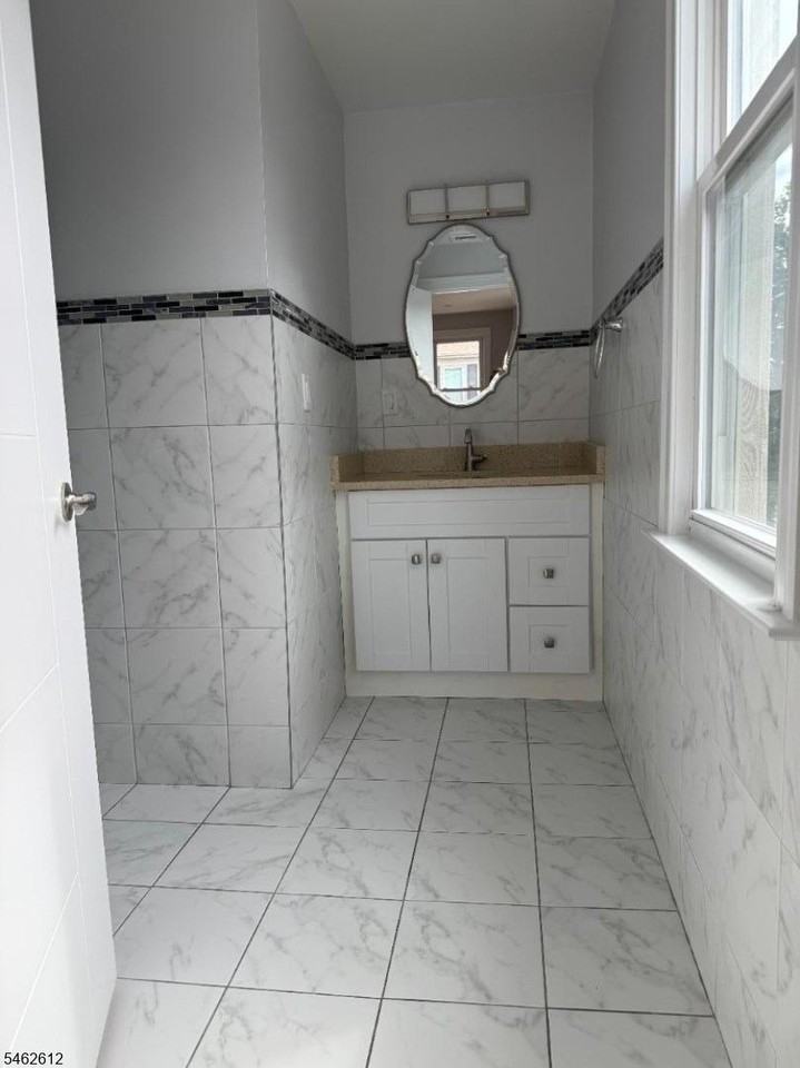 229 Thomas Ave - Photo 7 of 11