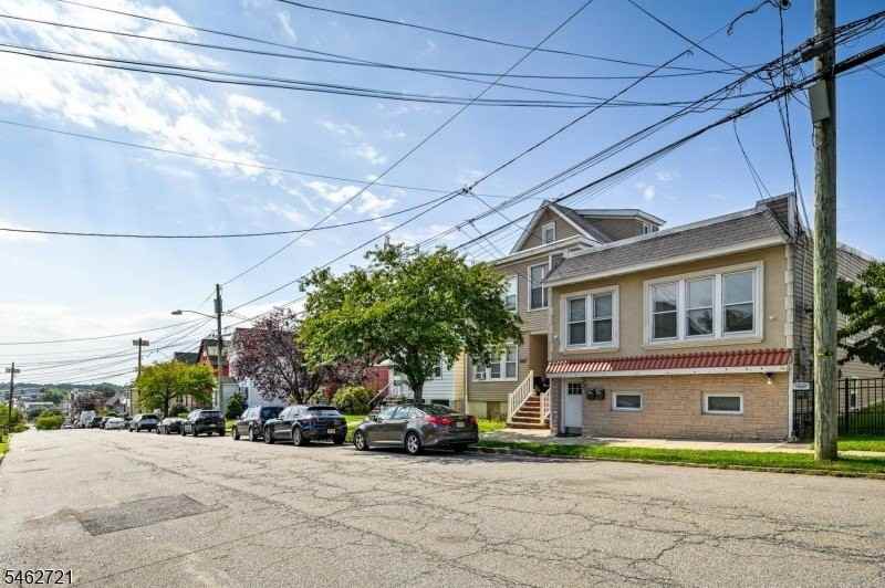 245 Pierre Ave - Photo 2 of 27