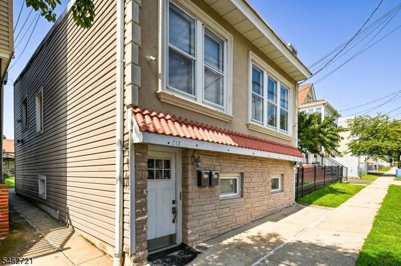 245 Pierre Ave - Photo 4 of 27
