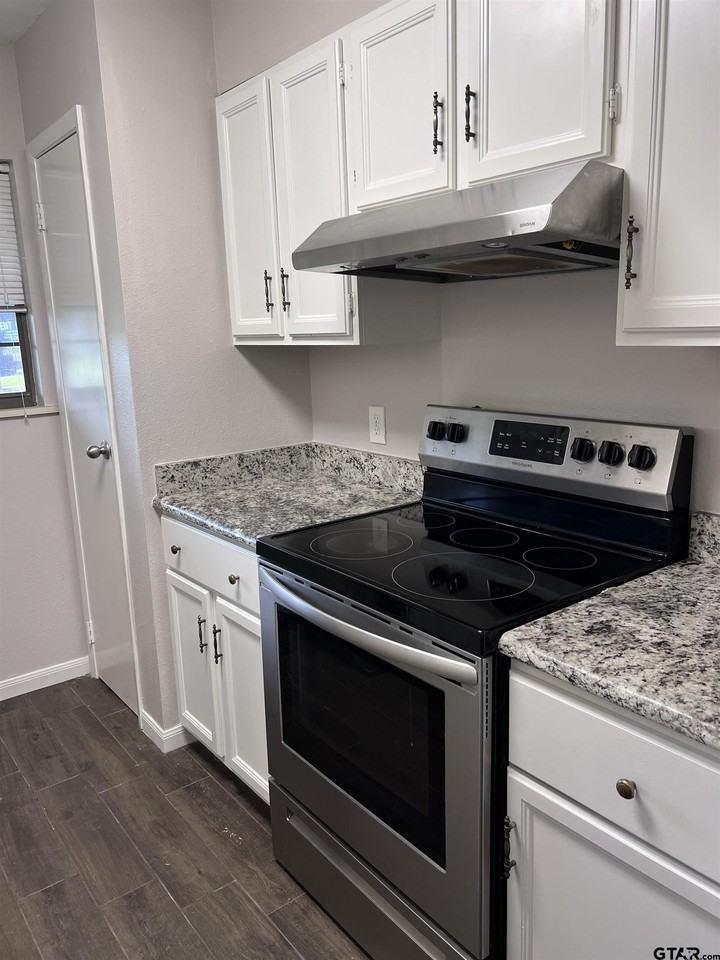 3419 Lexington Dr - Photo 3 of 9