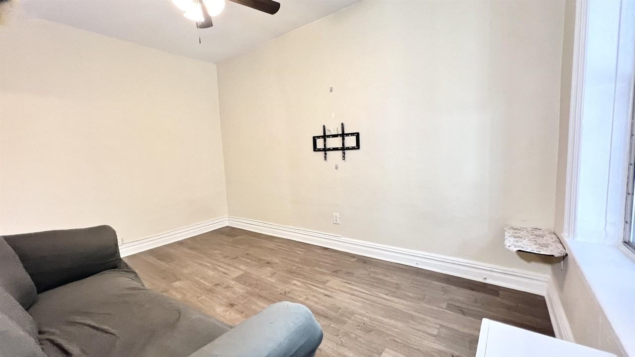 118 Corbin Ave #302 - Photo 4 of 10