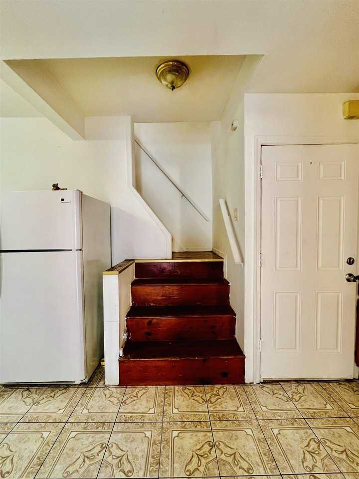 432 Mallory Ave - Photo 2 of 14