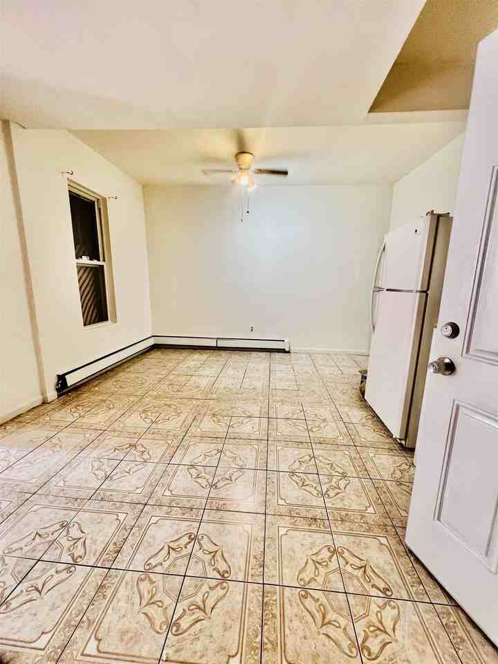 432 Mallory Ave - Photo 3 of 14