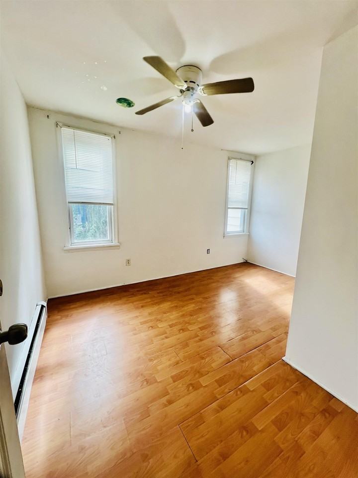 432 Mallory Ave - Photo 5 of 14