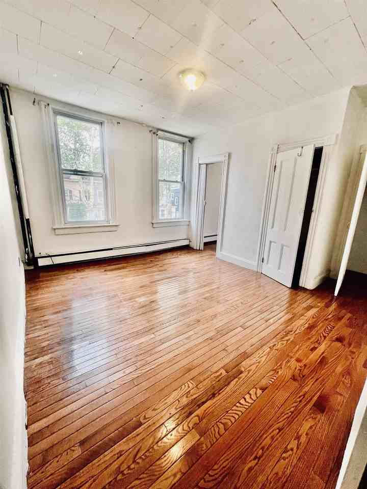 432 Mallory Ave - Photo 7 of 14