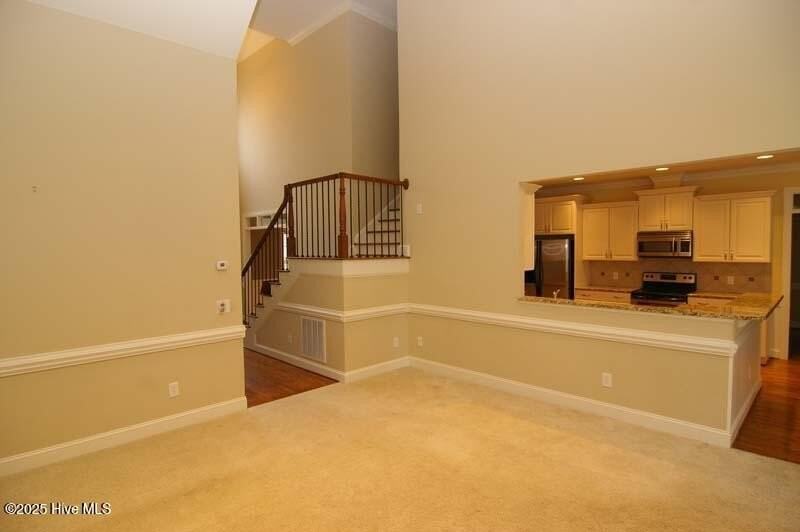 720 Stillwater Dr - Photo 5 of 14