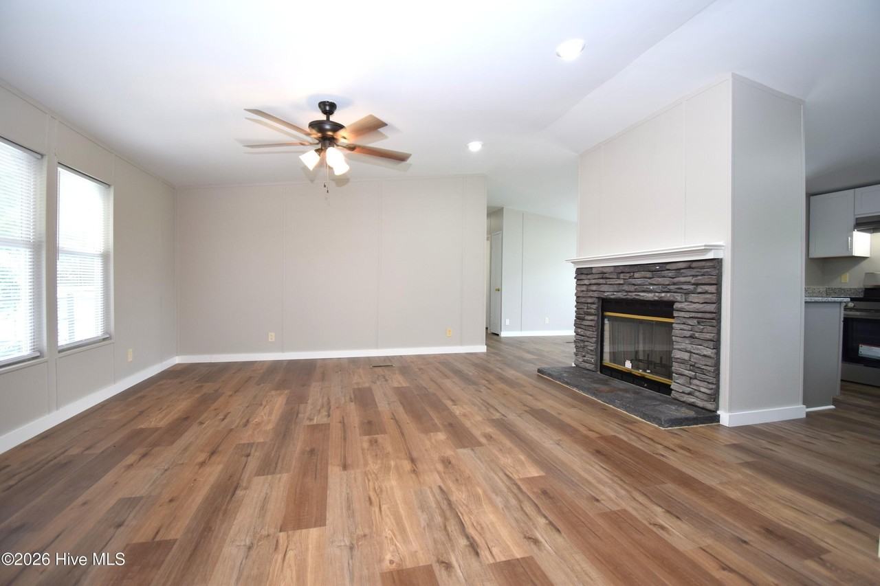 220 Main St - Photo 3 of 24
