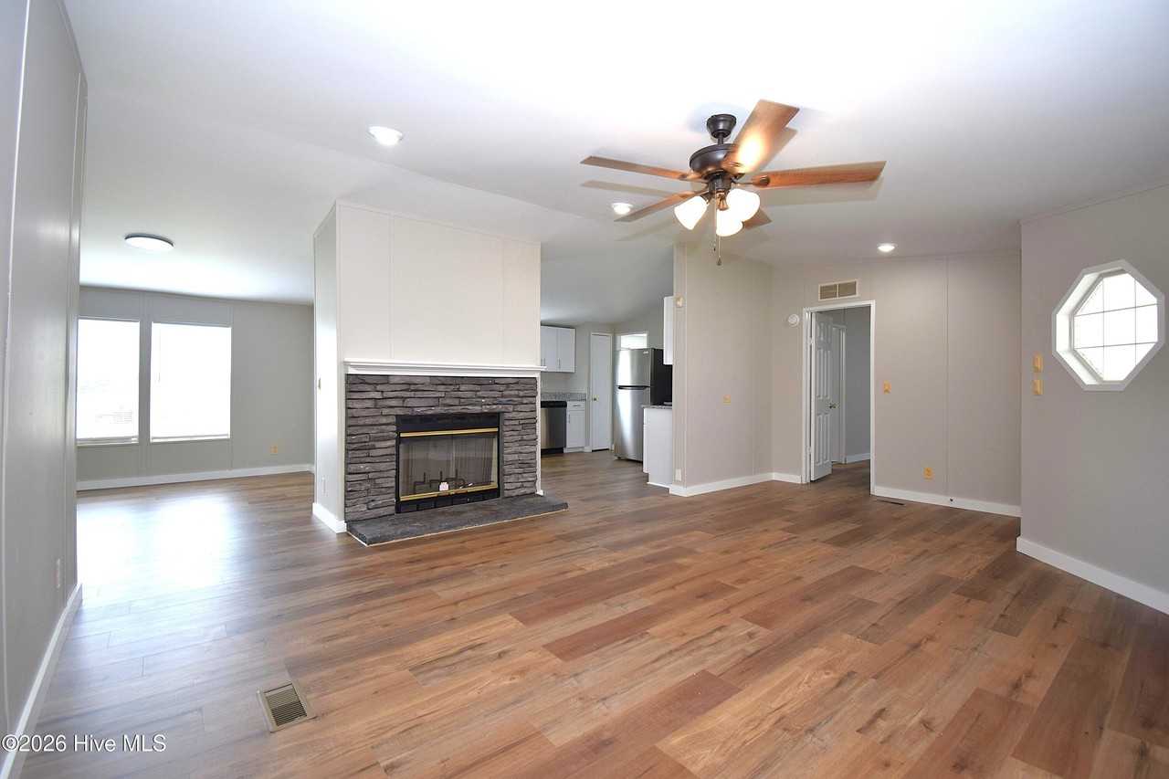 220 Main St - Photo 5 of 24