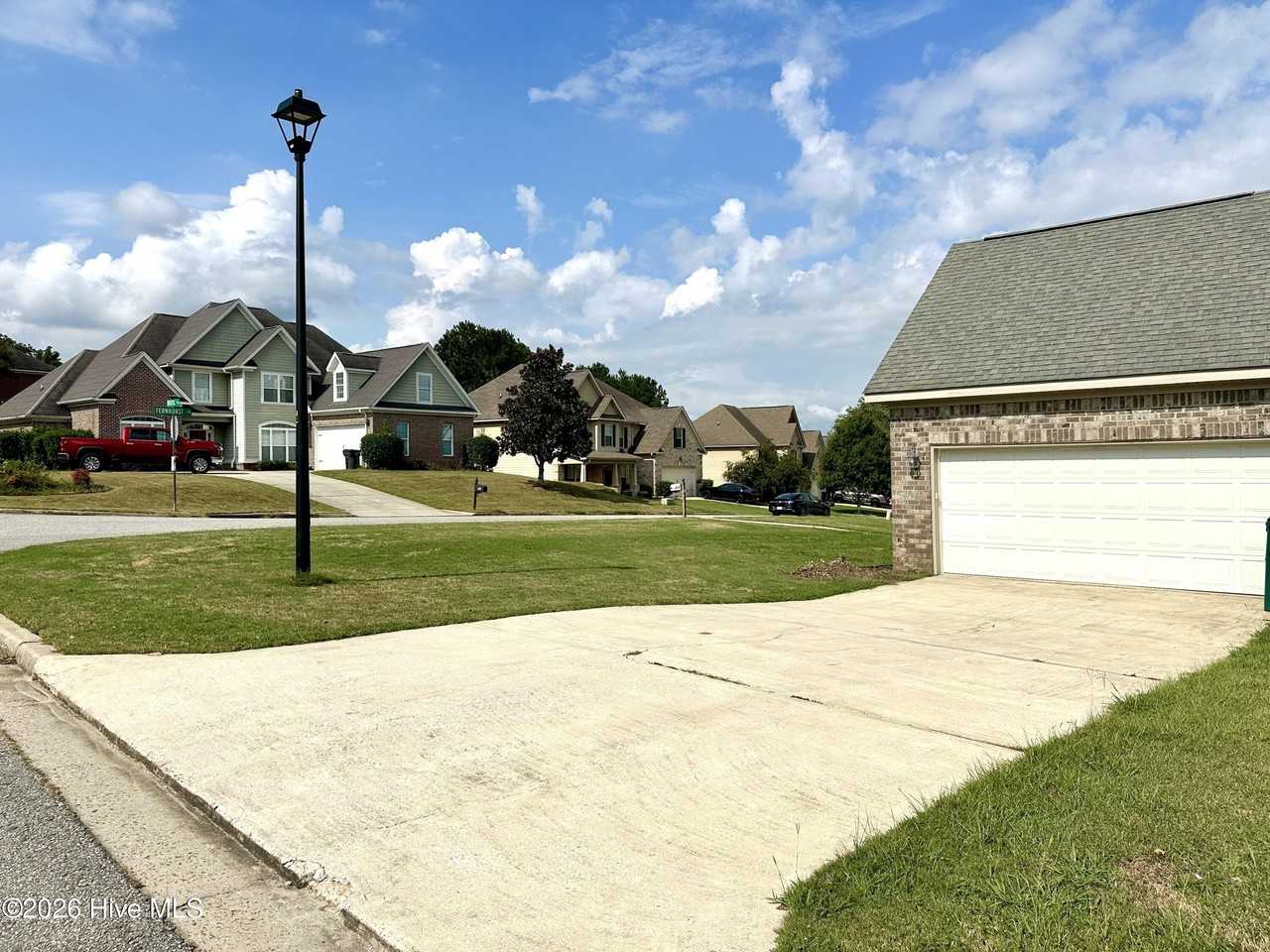 403 Fernhurst Ln - Photo 5 of 34