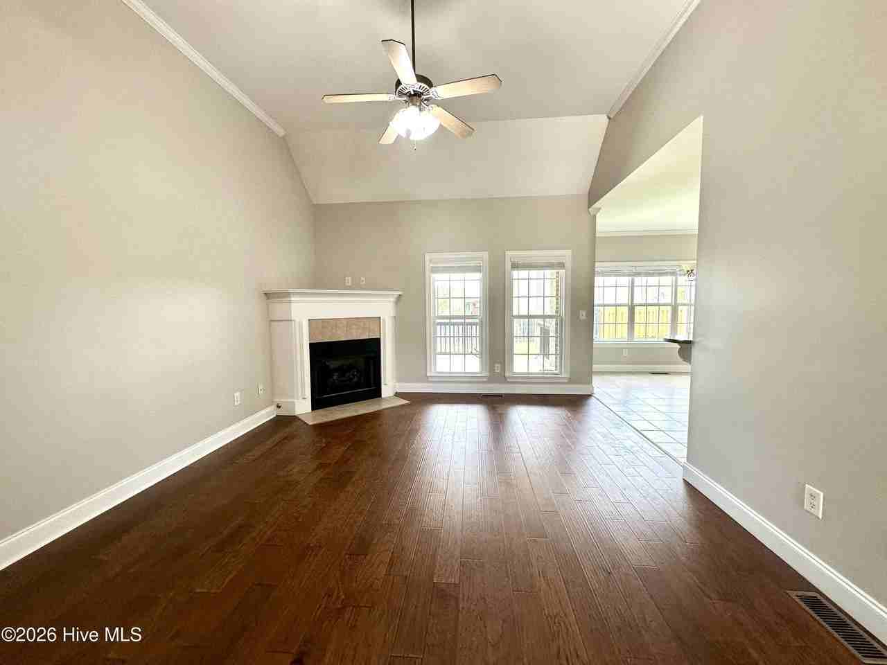 403 Fernhurst Ln - Photo 7 of 34