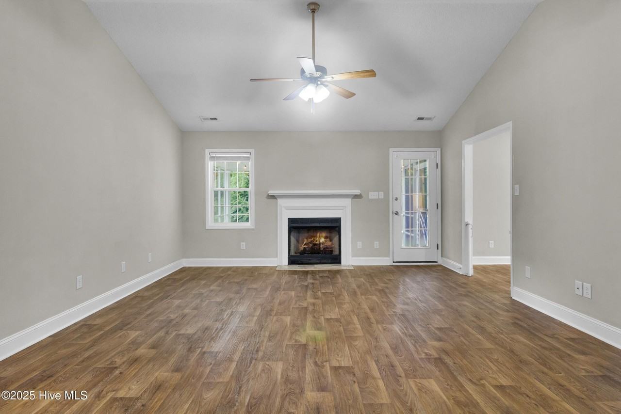 146 Monterey Cir - Photo 2 of 23