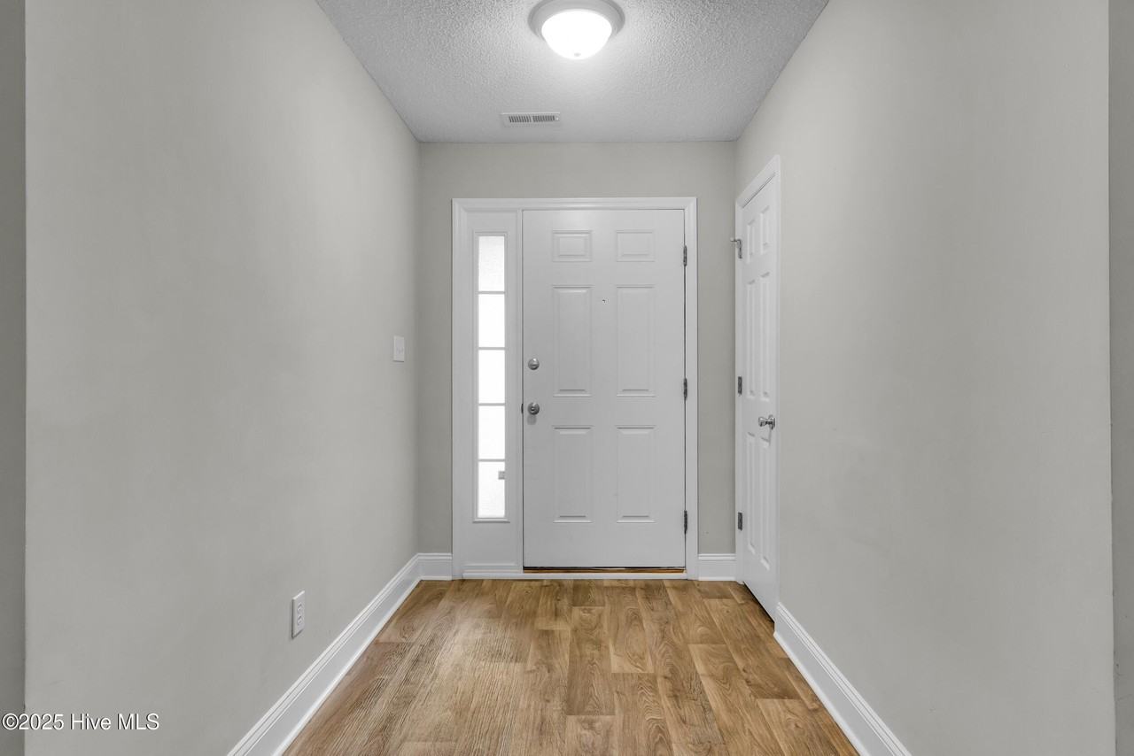 146 Monterey Cir - Photo 4 of 23