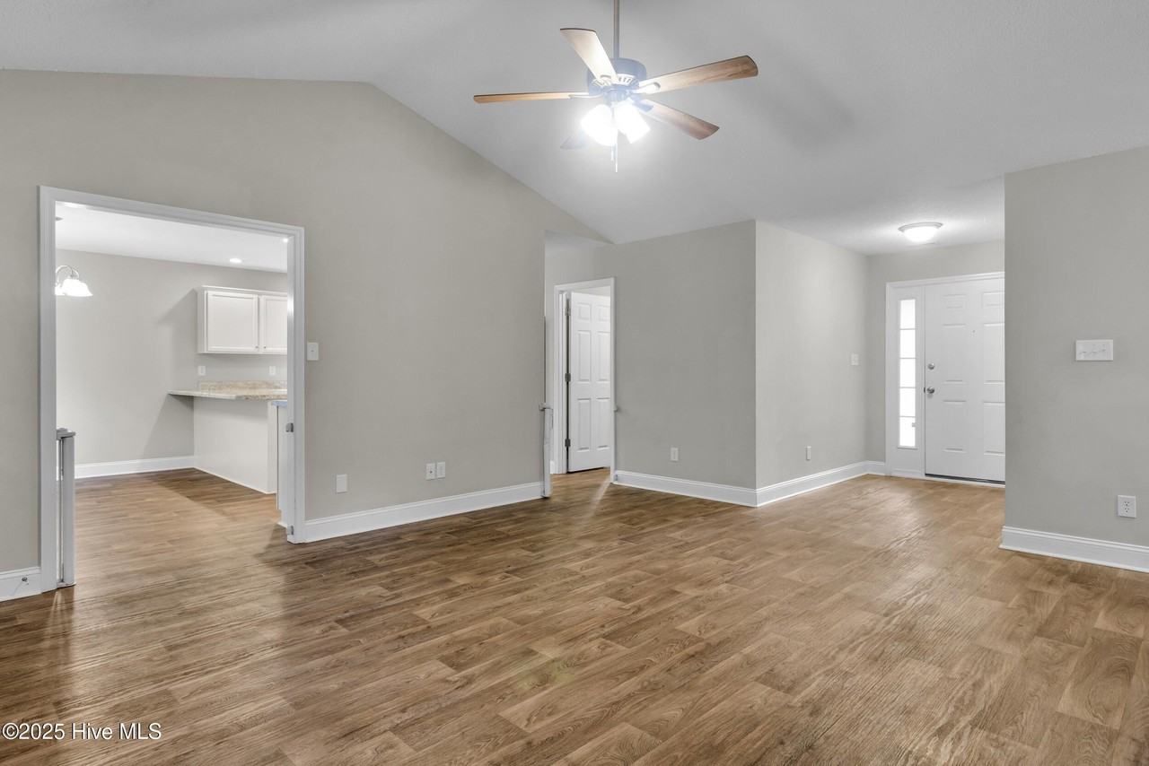 146 Monterey Cir - Photo 5 of 23