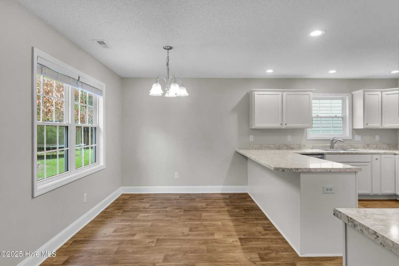 146 Monterey Cir - Photo 6 of 23